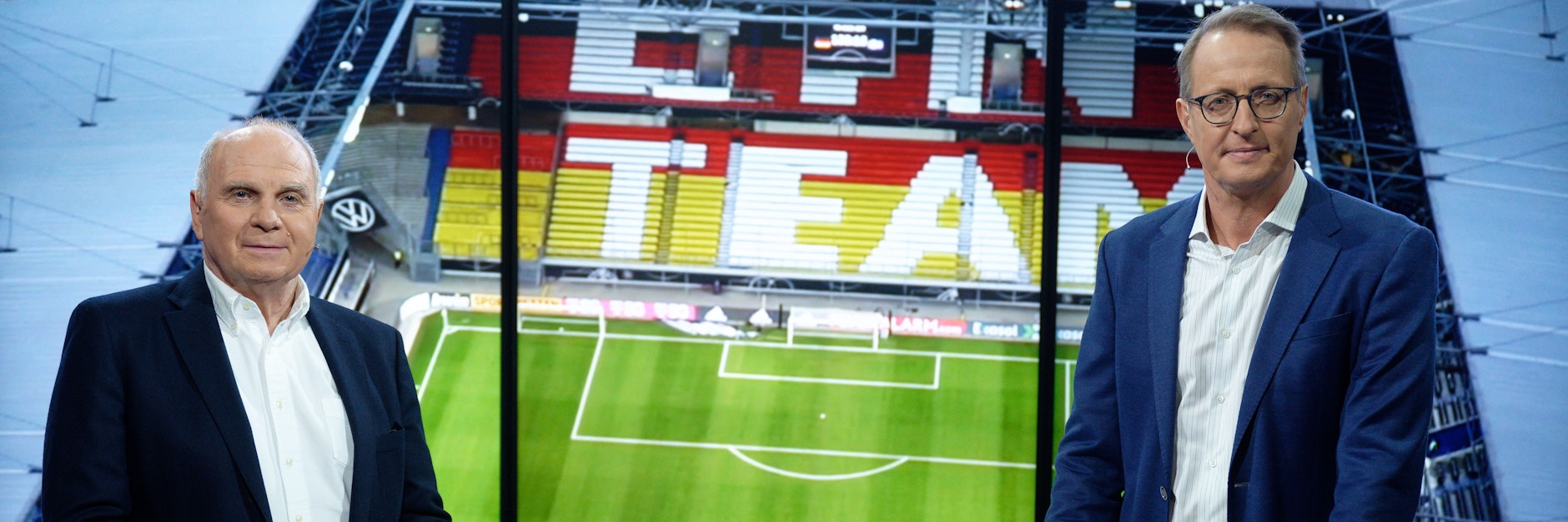 Bayern-Ehrenpräsident Uli Hoeneß (l.) im RTL-Studio mit Moderator Florian König. Nach dem Abpfiff des Länderspiels gab es den Anpfiff für den DFB.&nbsp;