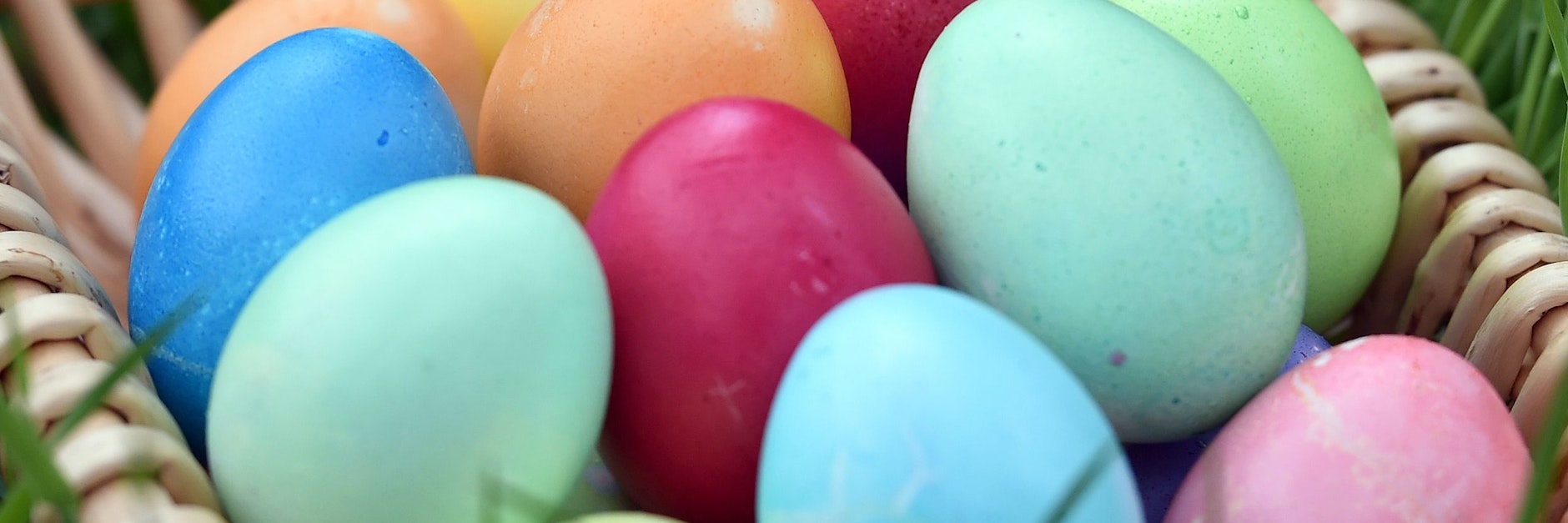 Viele Menschen färben gern Ostereier - aber sind diese auch unbedenklich zu genießen?