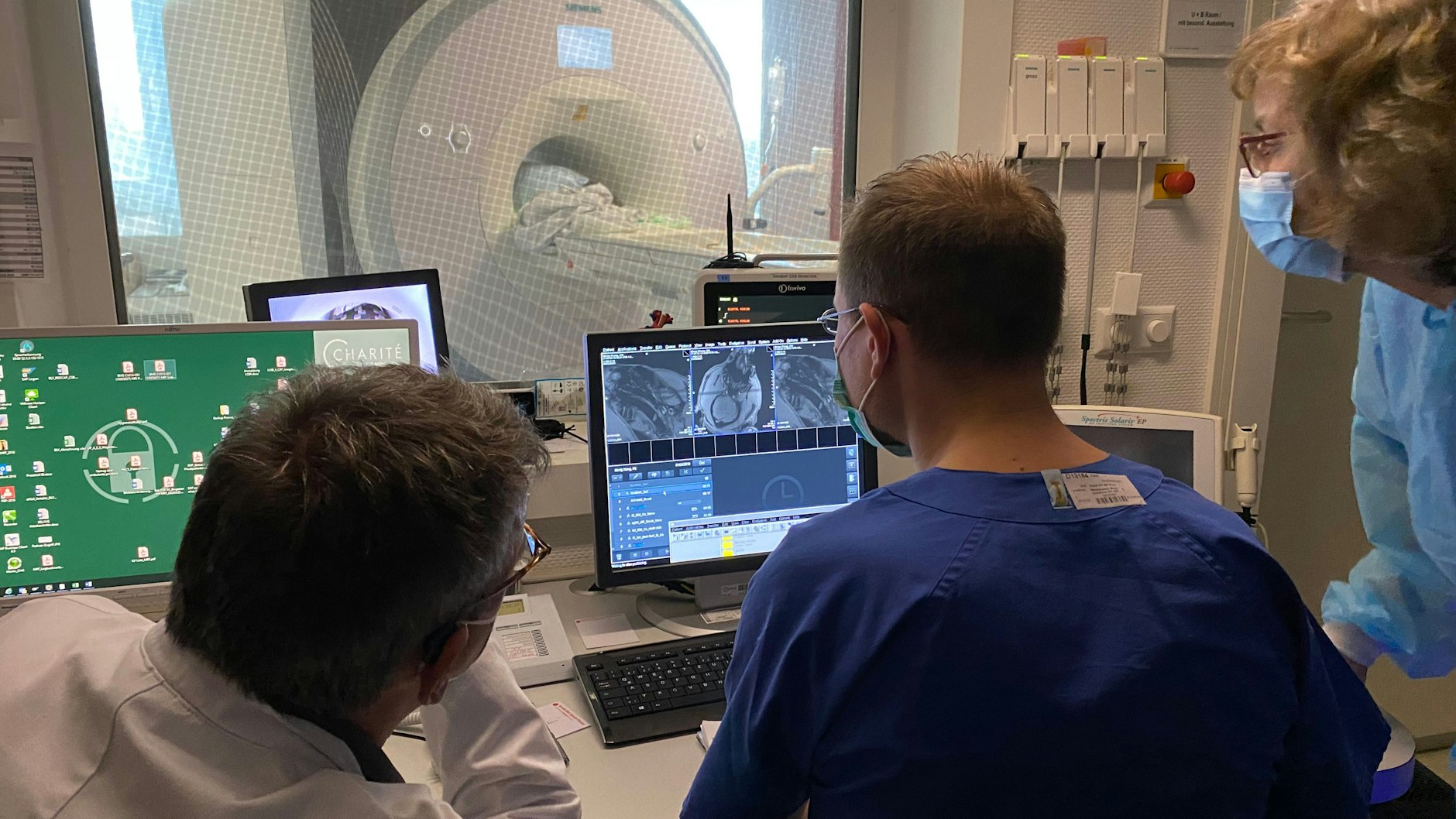 Während Pit noch im MRT-Gerät liegt, werden die ersten Aufnahmen von seinem Gehirn am Computerbildschirm ausgewertet.