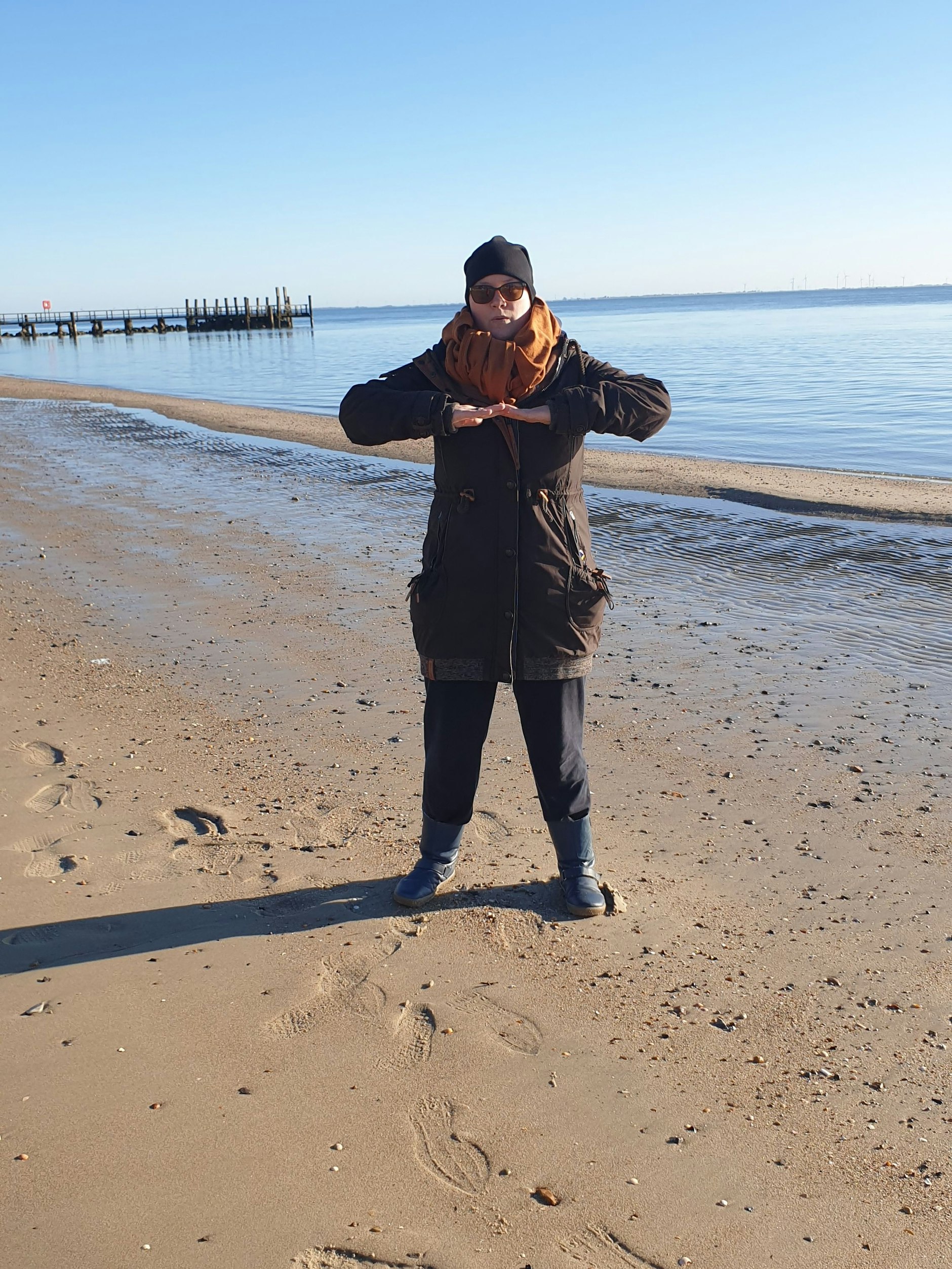 Sieht albern aus, hilft aber: Tägliche Atemübungen machen nach der Corona-Infektion die Lunge wieder fit.