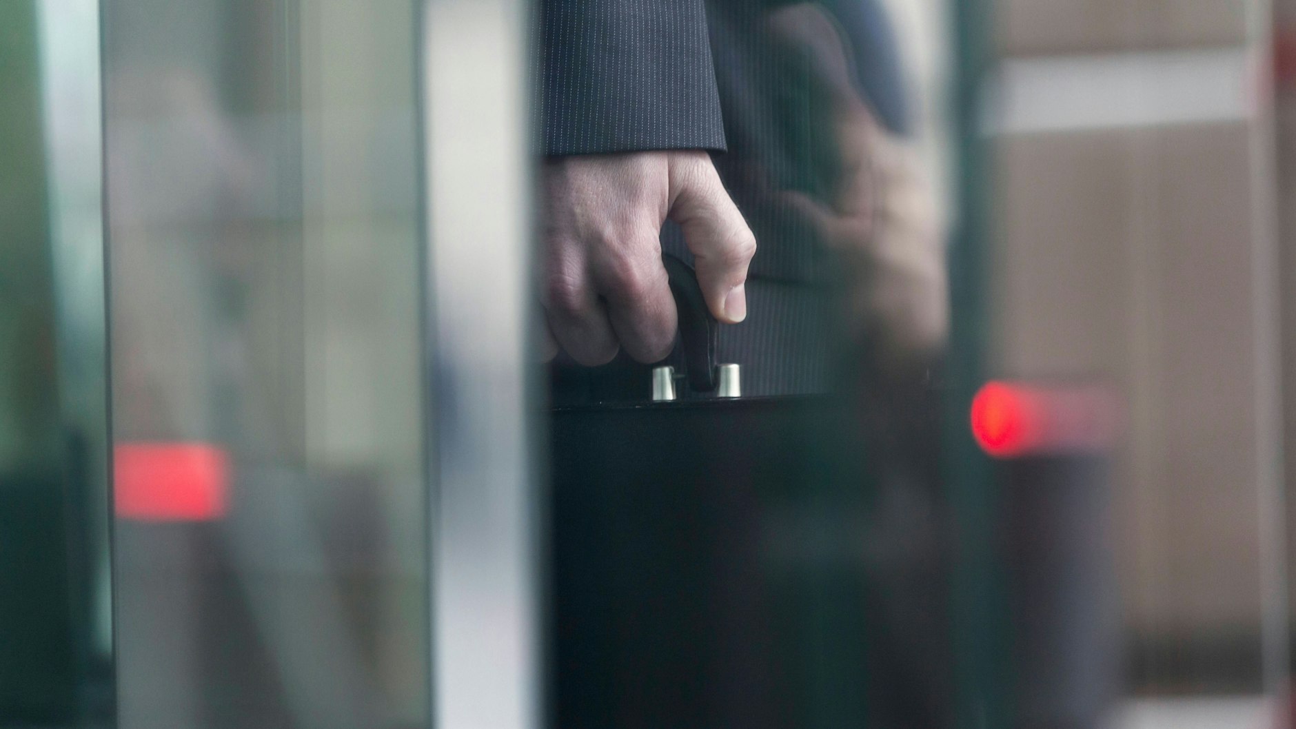 Nebentätigkeiten für Abgeordnete bleiben erlaubt – das Mandat darf aber nicht versilbert werden.