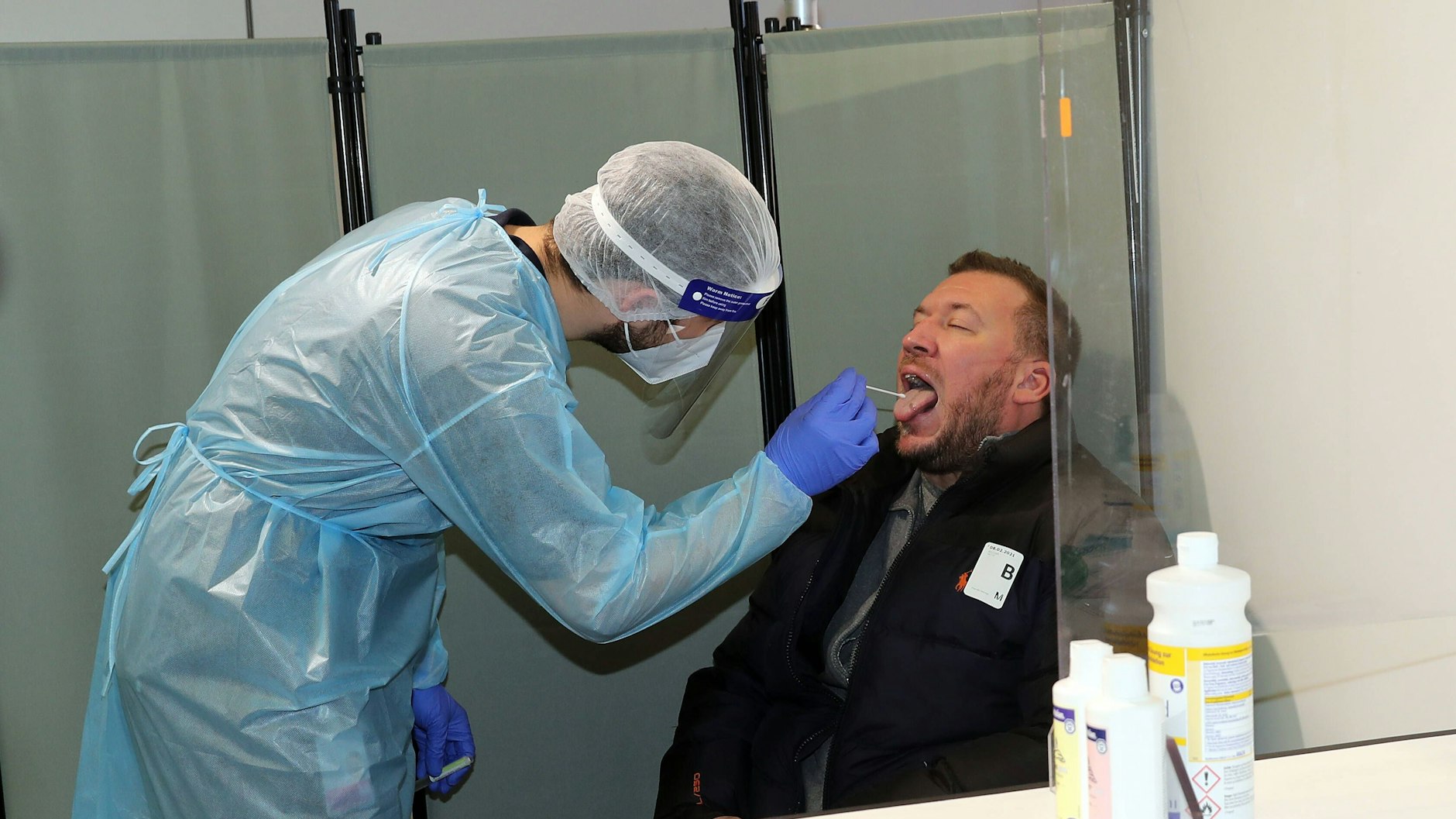 Ein Corona-Test: Für Rückkehrer von Flugreisen wird er in der Nacht zu Dienstag Pflicht.