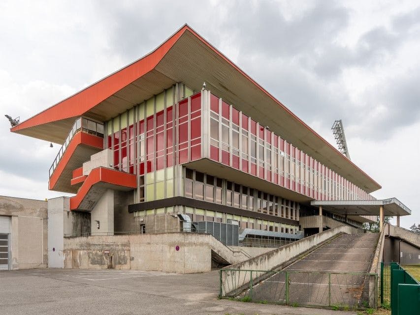 Ein denkmalwürdiger Kandidat mit Unikat-Status: das Tribünengebäude des Friedrich-Ludwig-Jahn-Sportparks.