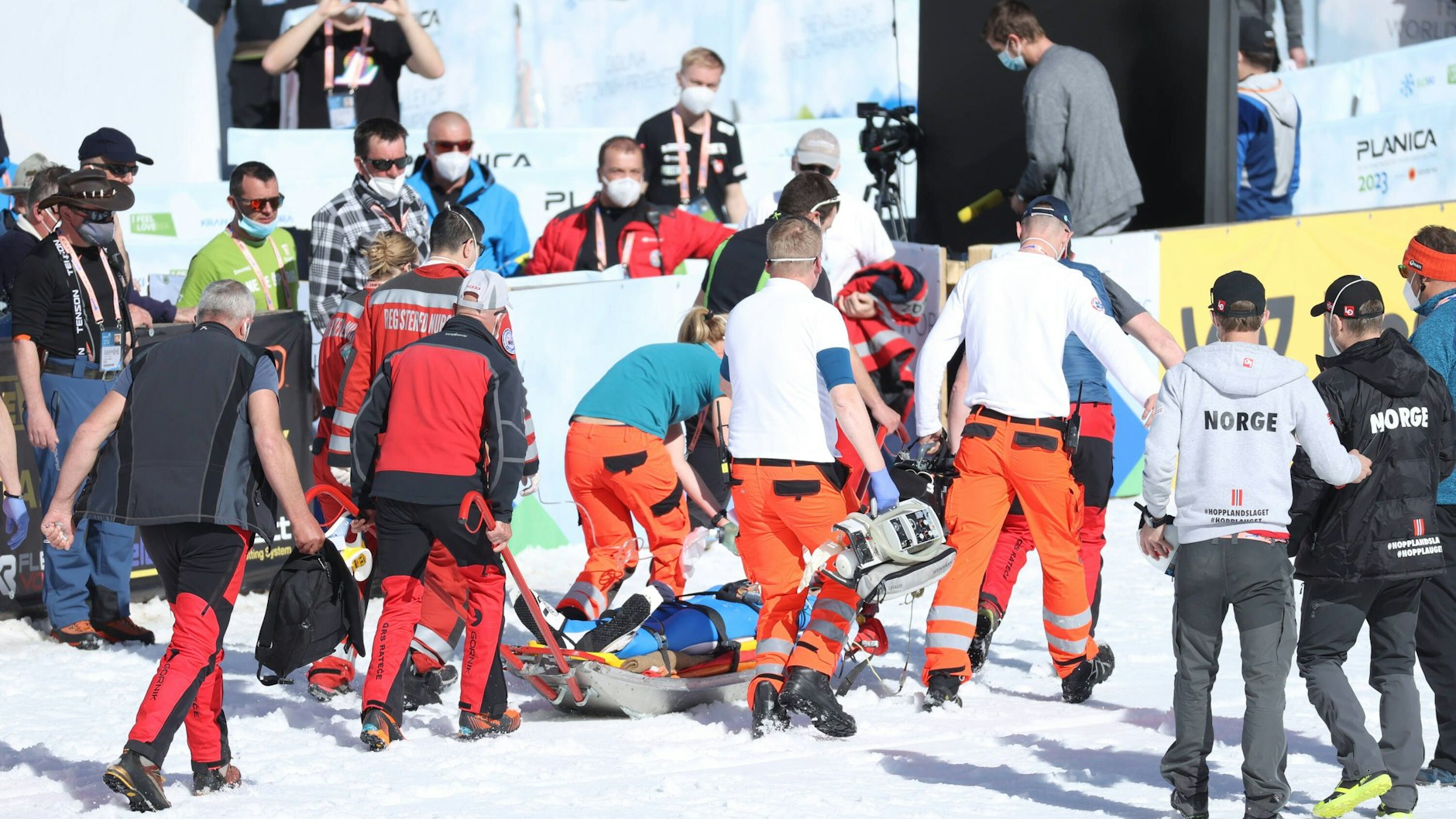 Sanitäter und Notärzte kümmern sich um den Schwerverletzten.