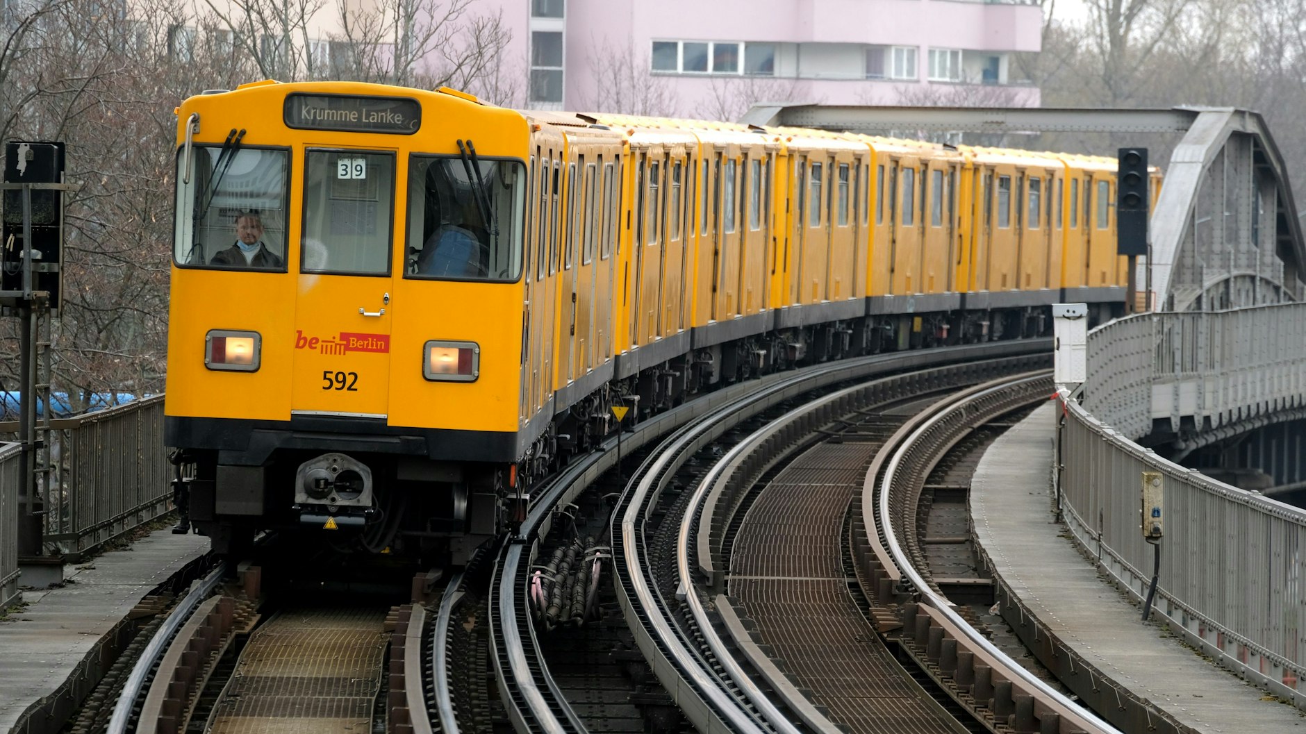 Ein Zug der Linie U3 unterwegs nach Krumme Lanke. Künftig sollen die Bahnen weiter fahren.