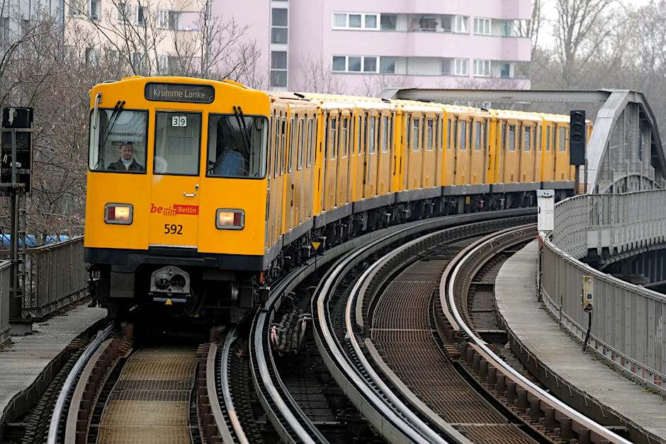 Ein Zug der Linie U3 unterwegs nach Krumme Lanke. Künftig sollen die Bahnen weiter fahren.