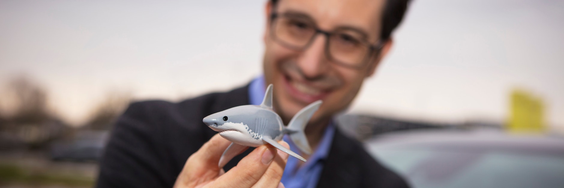 Einen stilisierten Hai versteckt Opel seit langem in seinen Autos. Designer Karim Giordimaina erzählt, wie es dazu kam. 