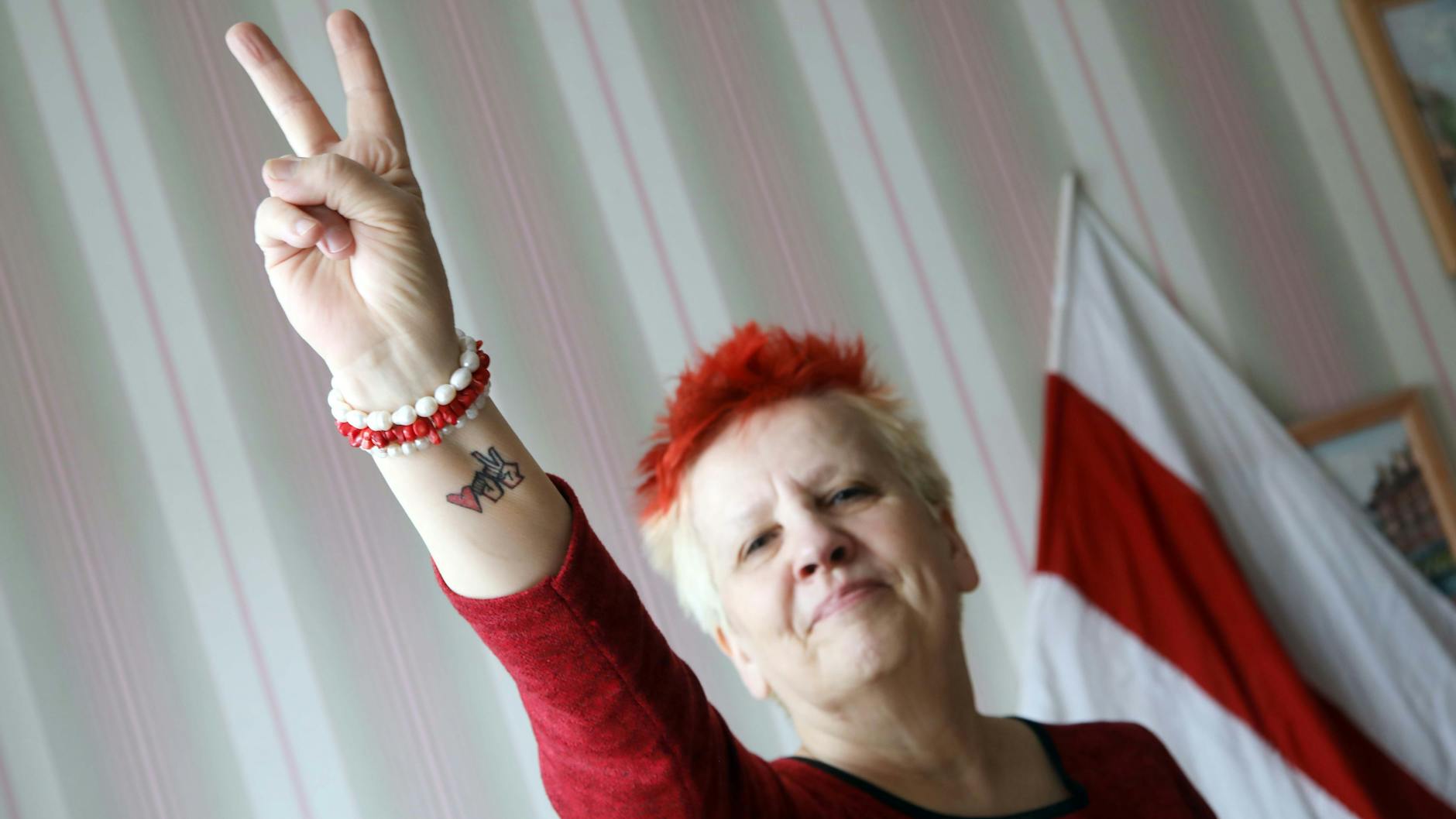 Lina Gabt zeigt das Victory-Zeichen, das inzwischen auch zum Symbol für den Sieg der Opposition in Belarus geworden ist.