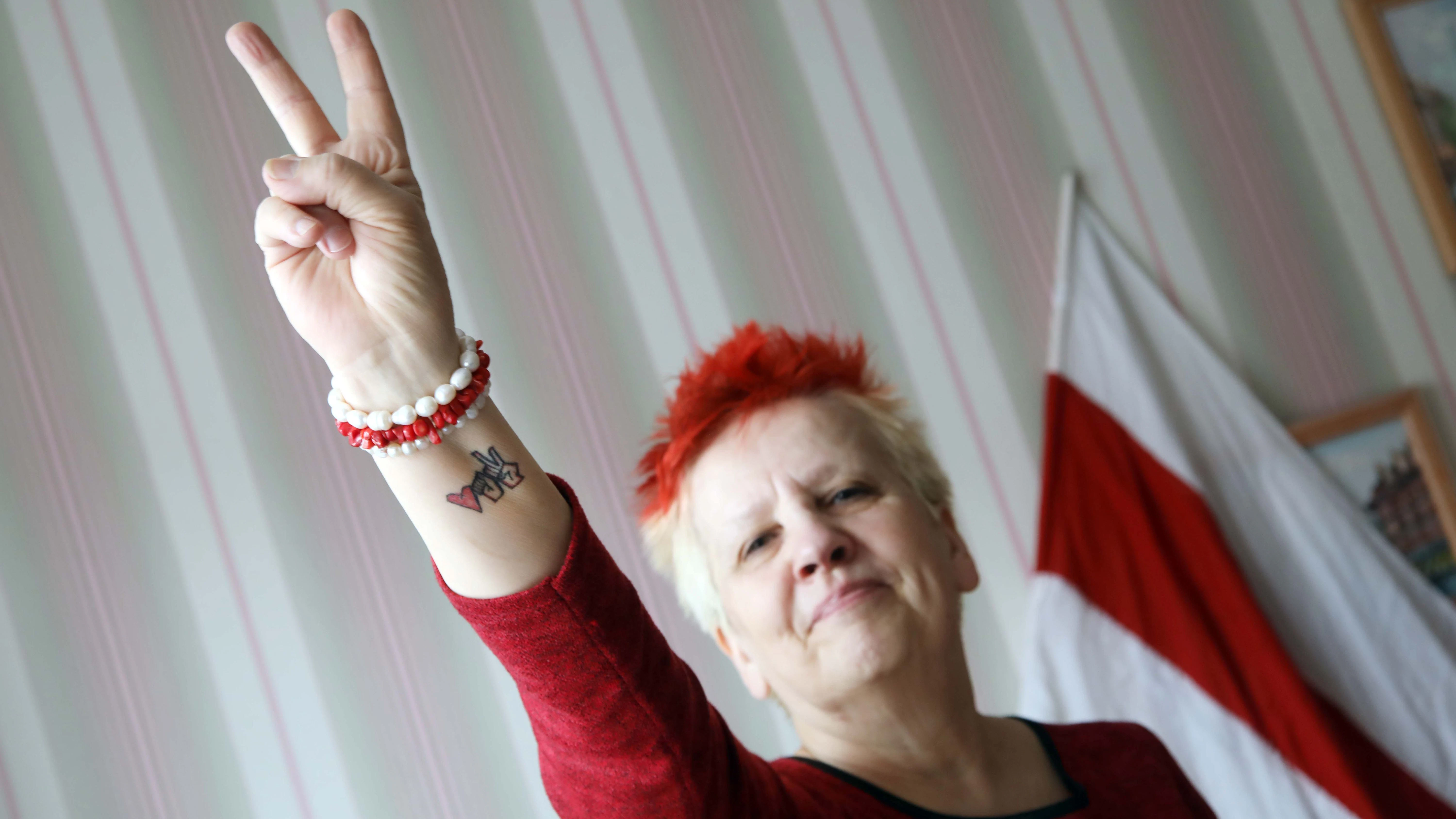 Lina Gabt zeigt das Victory-Zeichen, das inzwischen auch zum Symbol für den Sieg der Opposition in Belarus geworden ist.