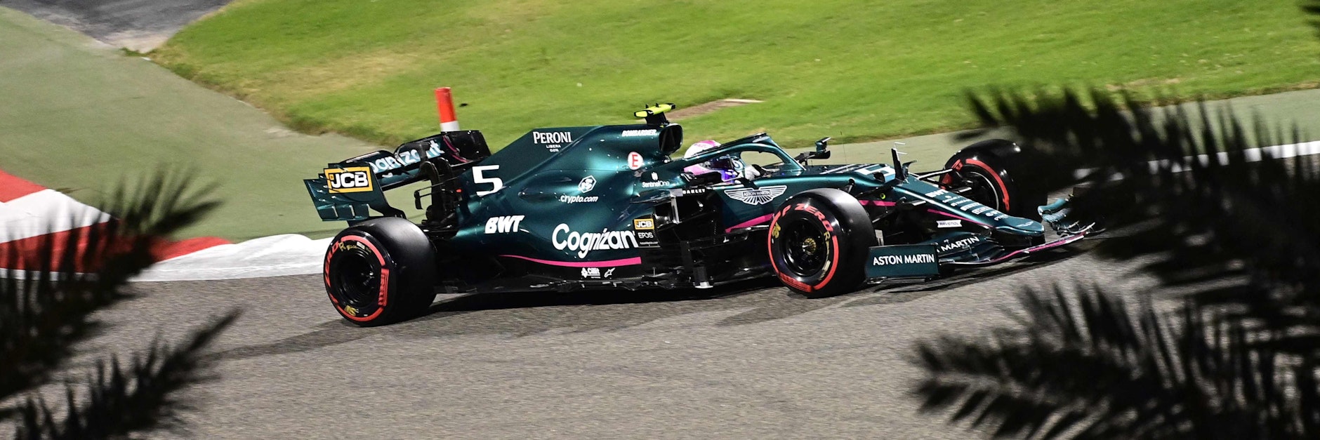 Schick sieht der Aston Martin von Sebastian Vettel schon aus, schnell ist er noch nicht ...