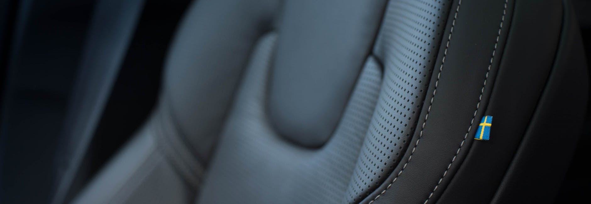 Knopf im Ohr? Nein, Volvo macht keine Teddybären, aber wo ihre Autos herkommen, soll diese kleine Flagge aus Stoff zeigen. 