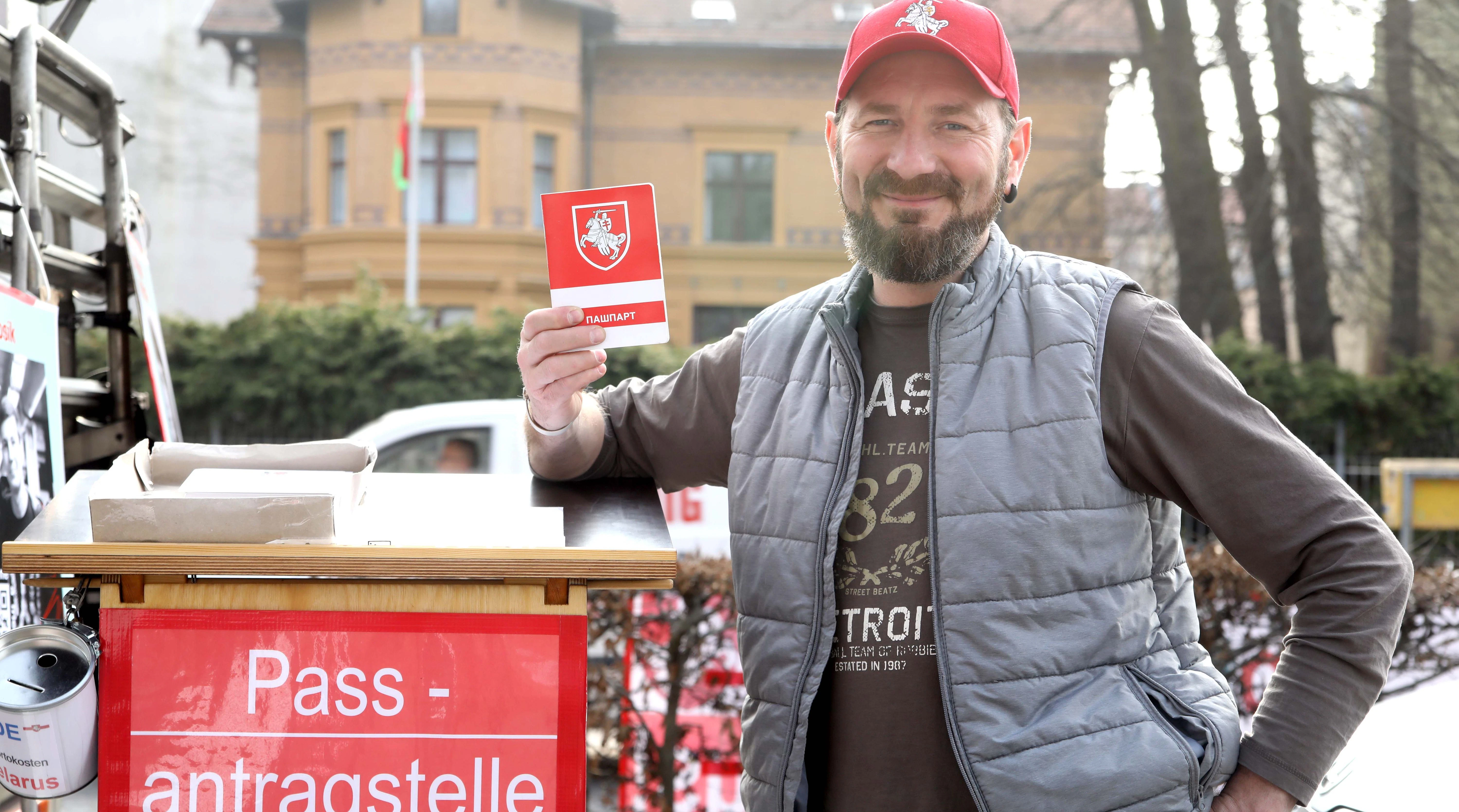 Taras Siakerka stellt symbolische Pässe aus.