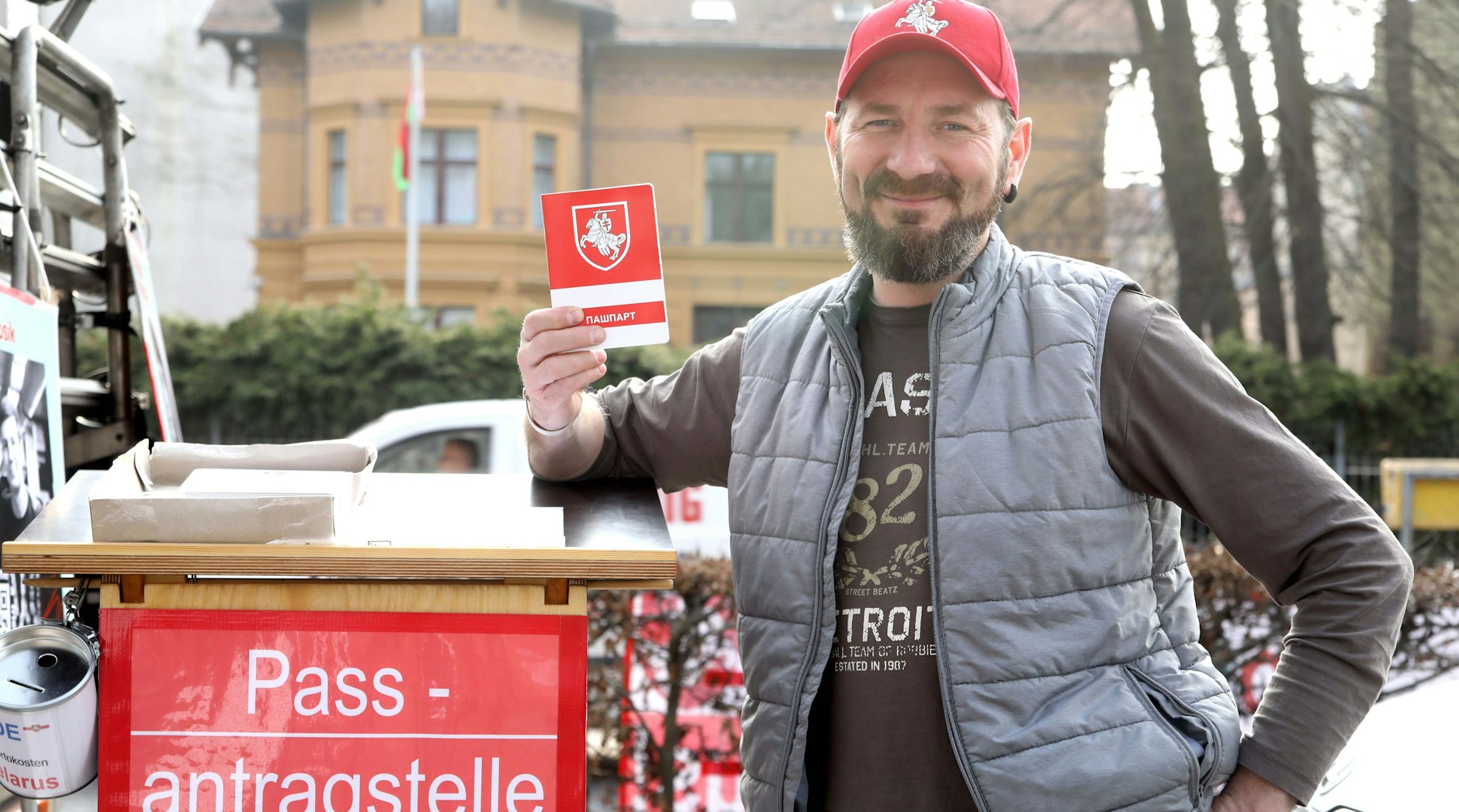 Taras Siakerka stellt symbolische Pässe aus.