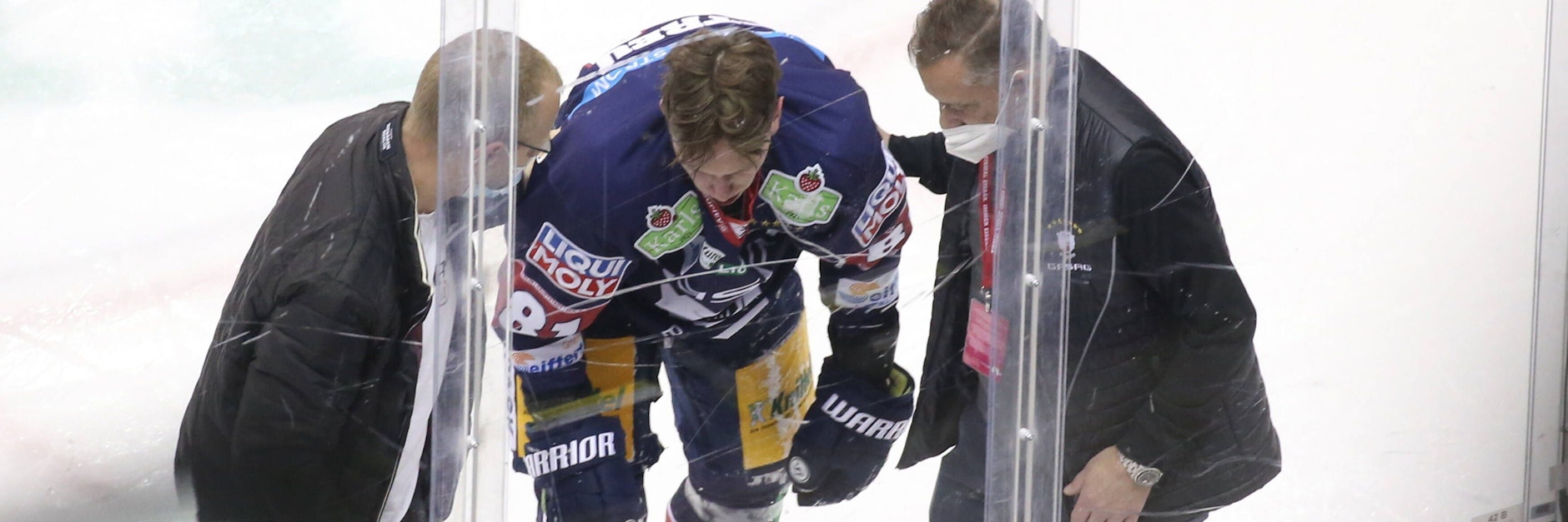 Sebastian Streu ist im Ingolstadt-Spiel nach dem Ellbogencheck gegen seinen Kopf sichtlich benommen.