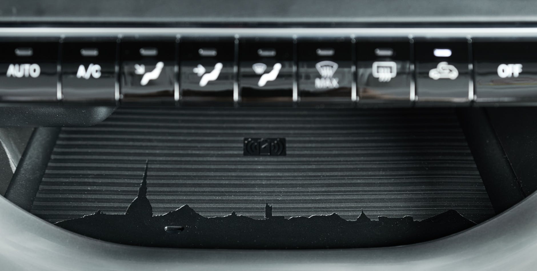 Im neuen Fiat 500 findet sich in der Ladeschale fürs Handy eine Silhouette der Turiner Heimatstadt. 