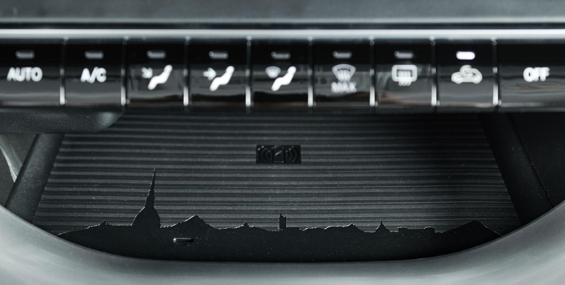 Im neuen Fiat 500 findet sich in der Ladeschale fürs Handy eine Silhouette der Turiner Heimatstadt.&nbsp;