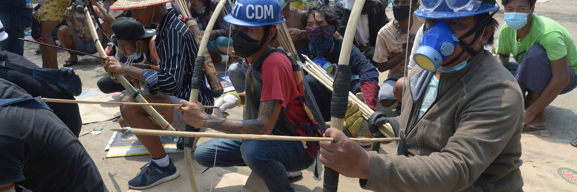 Demonstranten bereiten sich mit Pfeil und Bogen auf eine Konfrontation mit der Polizei vor. 