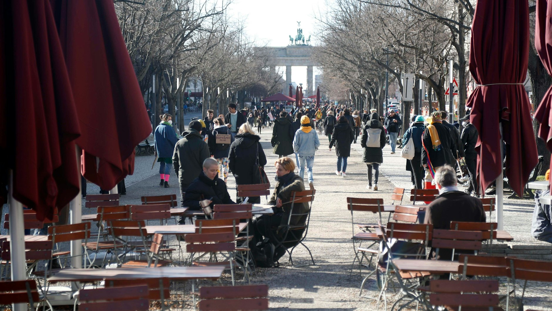 Draußen treffen ist ungefährlich, aber die Außengastronomie bleibt erst mal geschlossen.