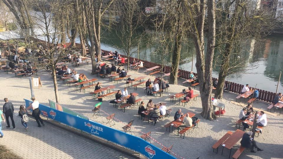 Dieses Bild postete Boris Palmer auf Facebook: Ein voller Biergarten an einem Freitagnachmittag in Tübingen – trotz Corona.