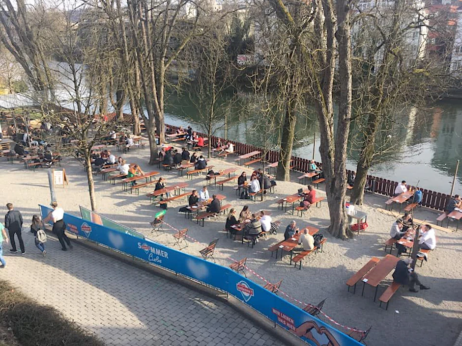 Dieses Bild postete Boris Palmer auf Facebook: Ein voller Biergarten an einem Freitagnachmittag in Tübingen – trotz Corona.