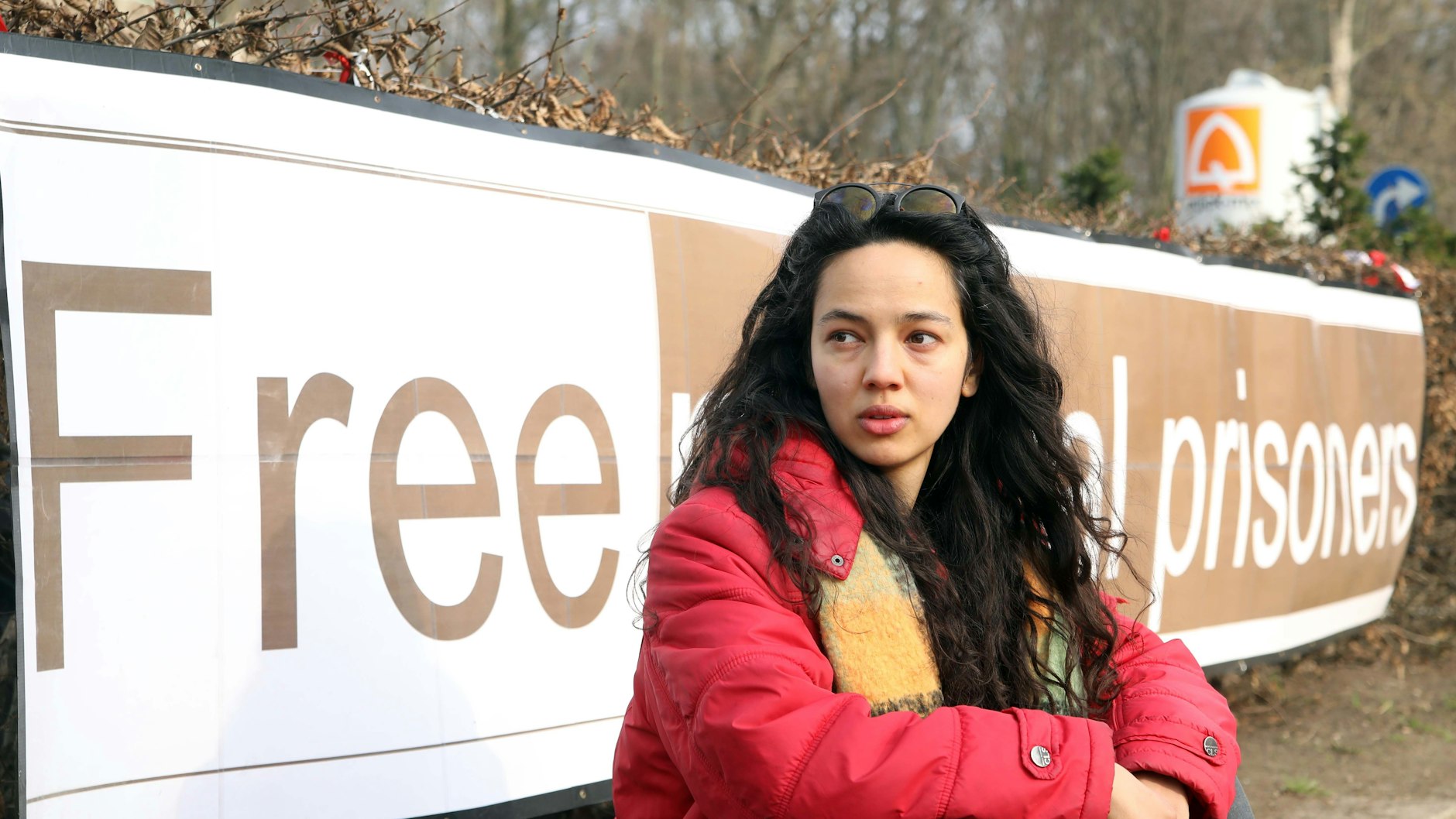 Valeria Delé bei einer Mahnwache am „Tag der Freiheit“ vor der belarussischen Botschaft in Berlin.