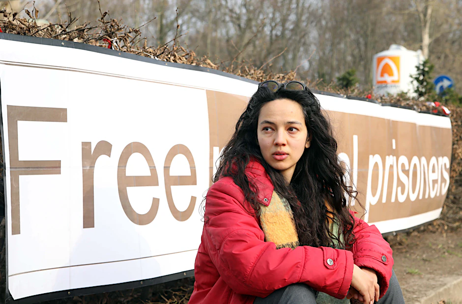 Valeria Delé bei einer Mahnwache am „Tag der Freiheit“ vor der belarussischen Botschaft in Berlin.