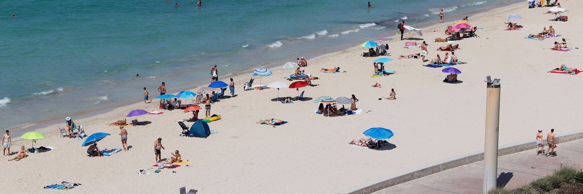 Der Strand von El Arenal: Wegen eines erwarteten Ansturms auf Mallorca über Ostern wird eine Testpflicht für Flug-Einreisen nach Deutschland eingeführt. 