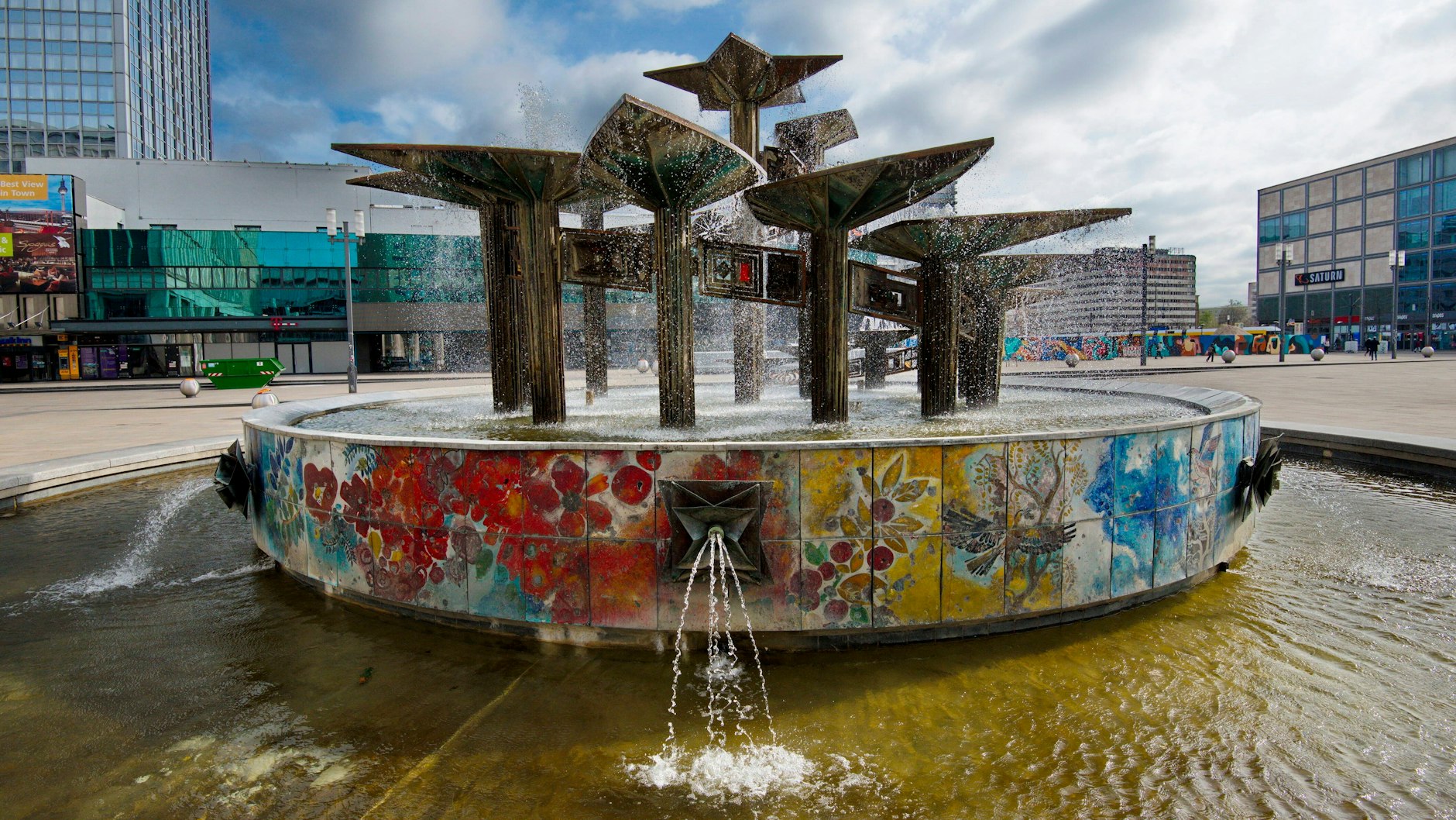Ein Autofahrer fuhr im Drogenrausch immer wieder um den Brunnen der Völkerfreundschaft (Foto) auf dem Alexanderplatz. 