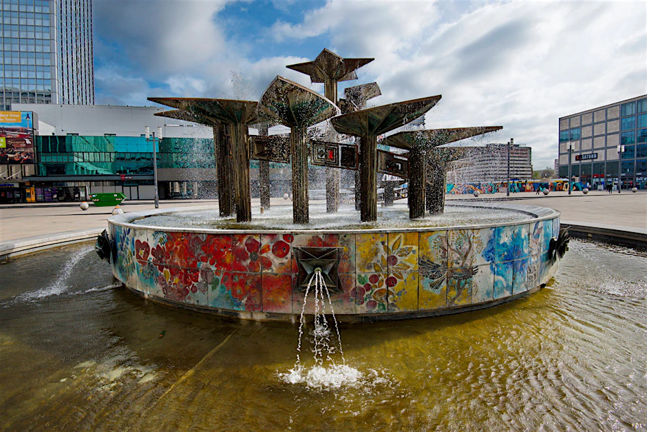 Ein Autofahrer fuhr im Drogenrausch immer wieder um den Brunnen der Völkerfreundschaft (Foto) auf dem Alexanderplatz.&nbsp;