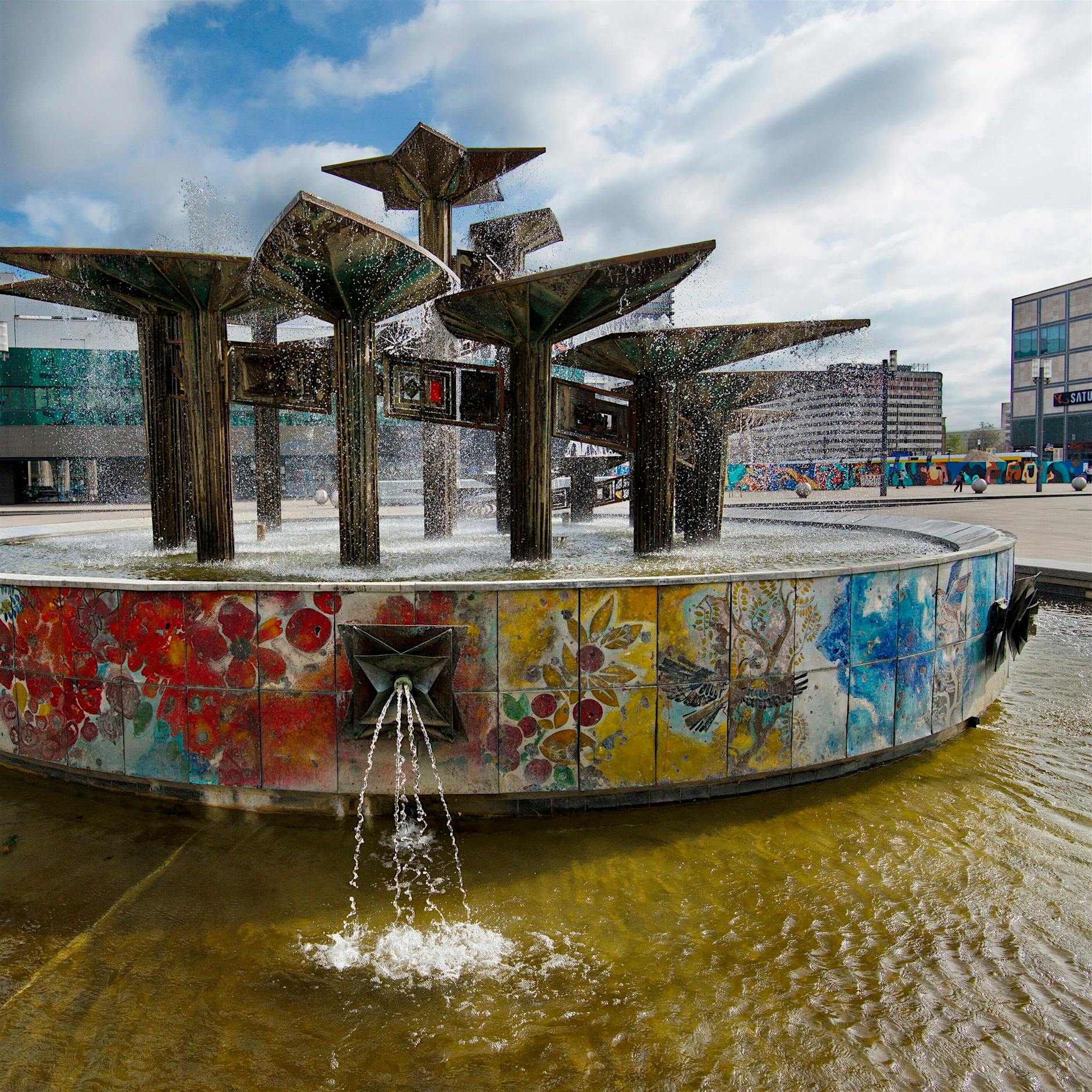 Unter Drogen: Autofahrer fährt Kreise auf dem Alex