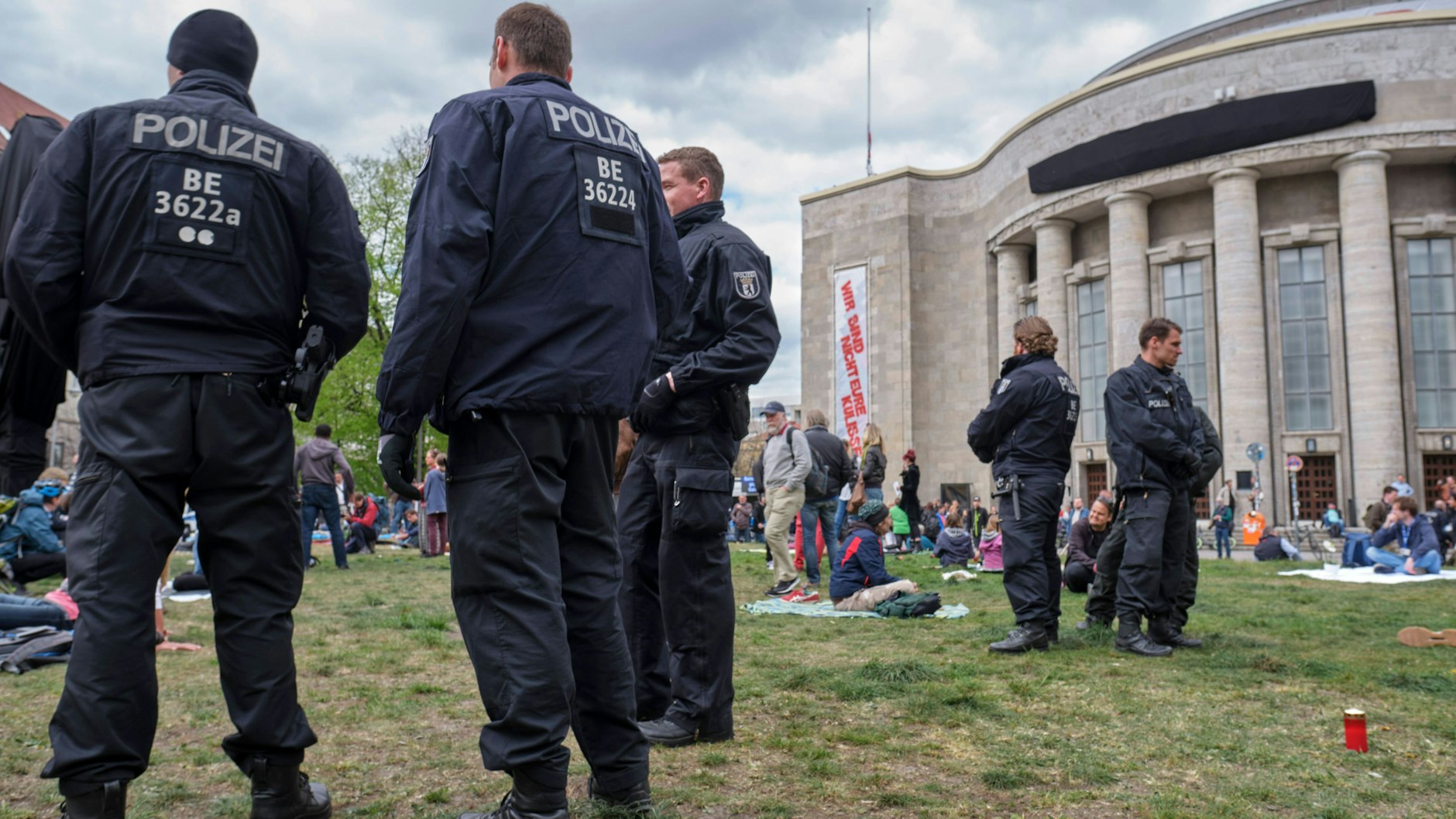 Eine sogenannte Hygiene-Demo im April 2020 vor der Berliner Volksbühne.