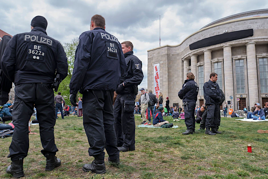 Eine sogenannte Hygiene-Demo im April 2020 vor der Berliner Volksbühne.