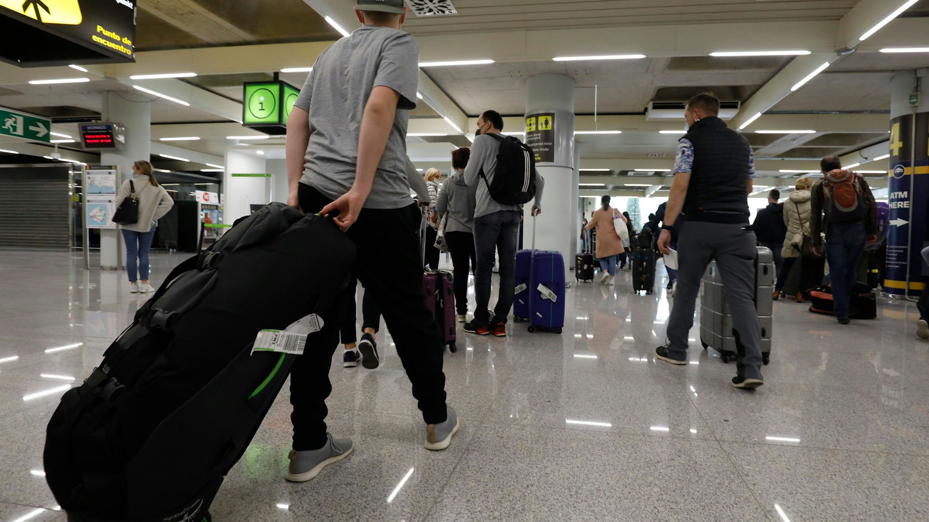 Passagiere bei der Ankunft am Flughafen Palma de Mallorca. Auf der Ferieninsel ist die Zahl der Corona-Infektionen weiter niedrig.