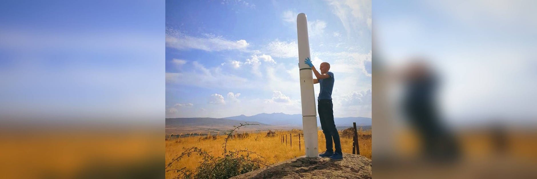 Ein Modell eines flügellosen Windrads wird aufgebaut.