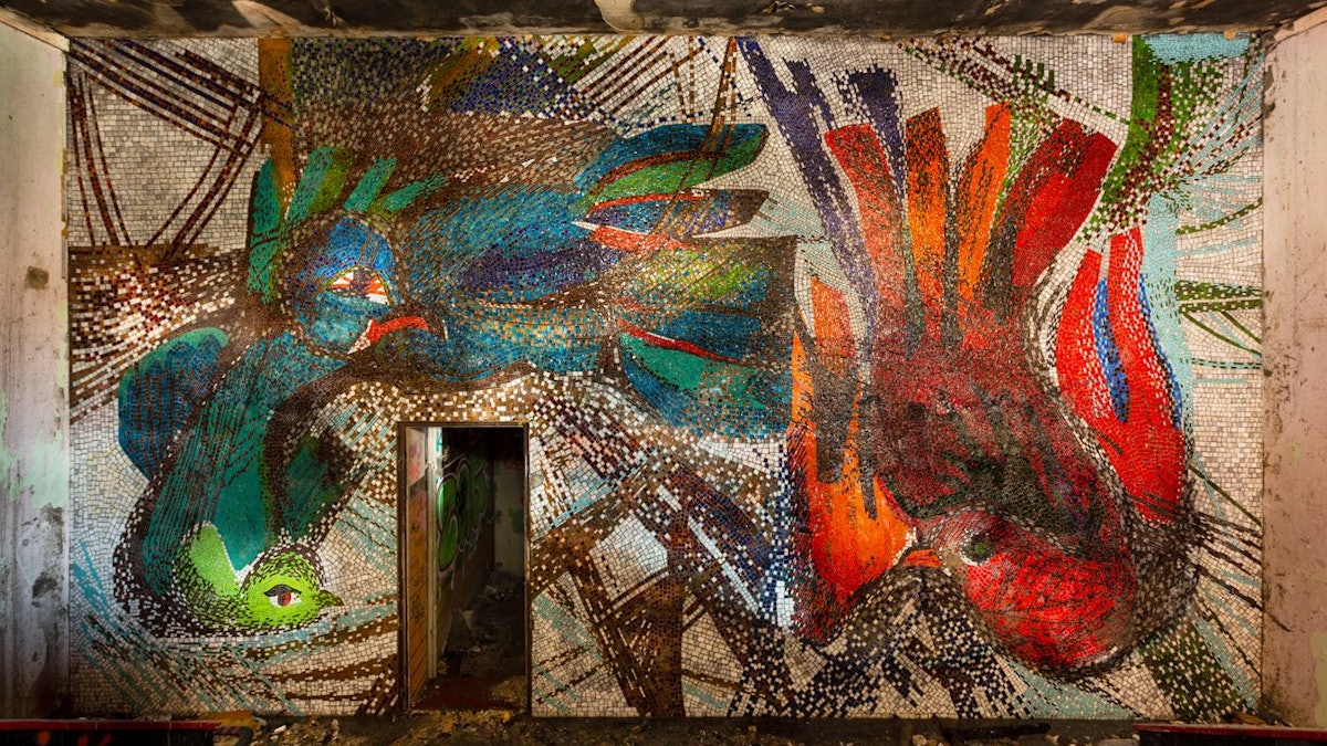 Die riesenhaften „Vögel“ nach ihrer Reinigung von Graffiti.