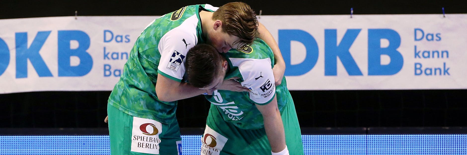 Hinterher ist die Enttäuschung groß bei den Füchsen: Valter Chrintz (l.) und Fabian Wiede trösten sich gegenseitig.