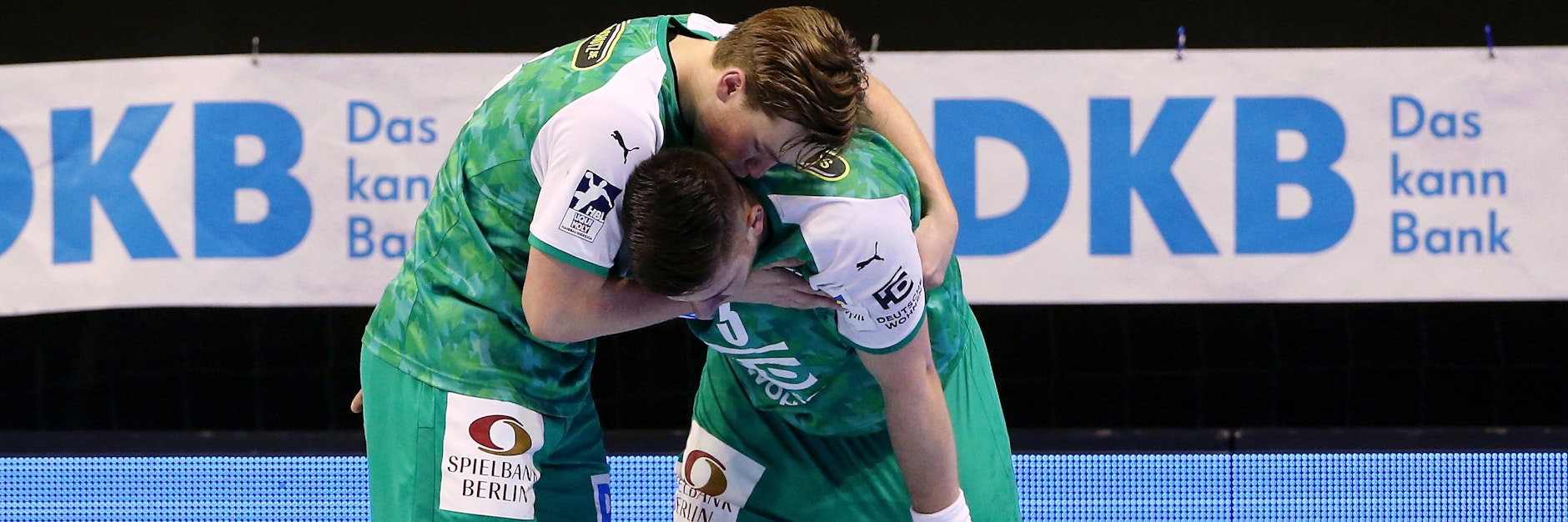 Hinterher ist die Enttäuschung groß bei den Füchsen: Valter Chrintz (l.) und Fabian Wiede trösten sich gegenseitig.