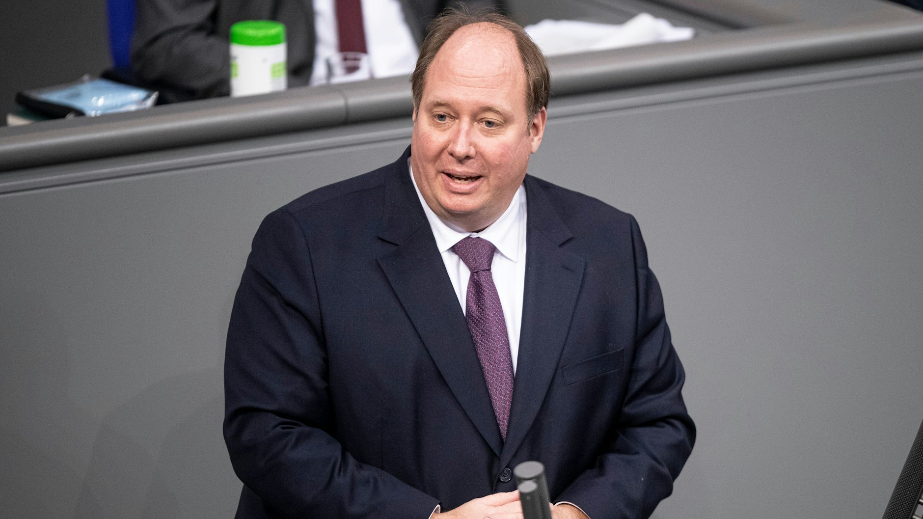 Helge Braun, Chef des Bundeskanzleramtes, spricht im Bundestag. Er macht Hoffnung, dass sich die Corona-Lage ab Mai bessert.