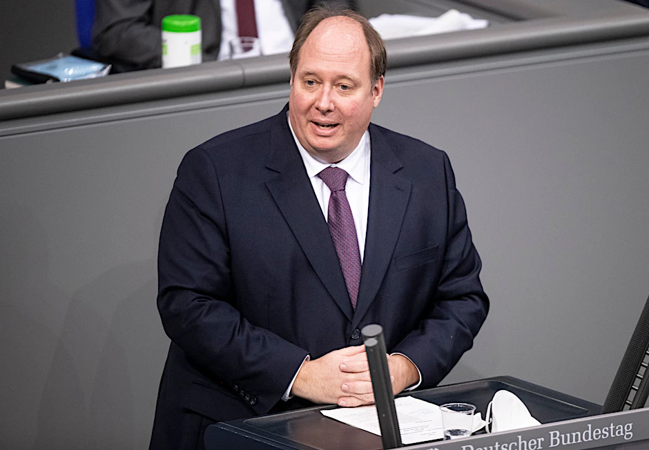 Helge Braun, Chef des Bundeskanzleramtes, spricht im Bundestag. Er macht Hoffnung, dass sich die Corona-Lage ab Mai bessert.