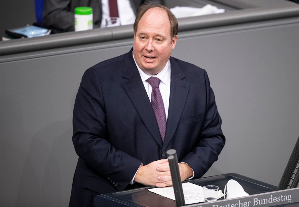 Kanzleramtschef Helge Braun: Reisen ab August wieder möglich