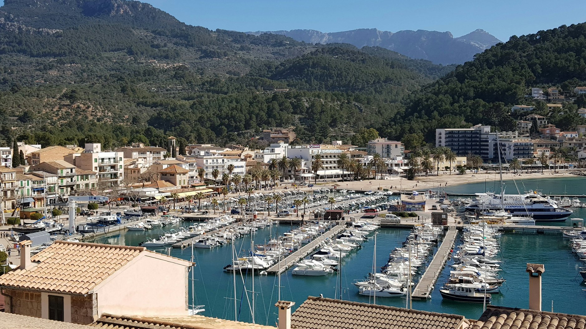 Der Hafen des Städtchens Soller – überall erwarten Hoteliers auf Mallorca sehnsüchtig ihre Gäste.