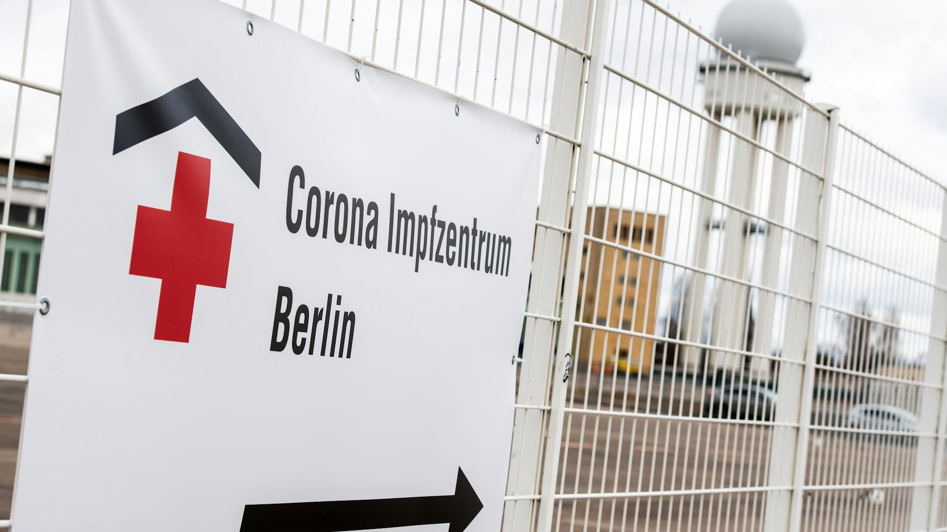 Bestens organisiert: das Impfzentrum im alten Flughafen Tempelhof. 