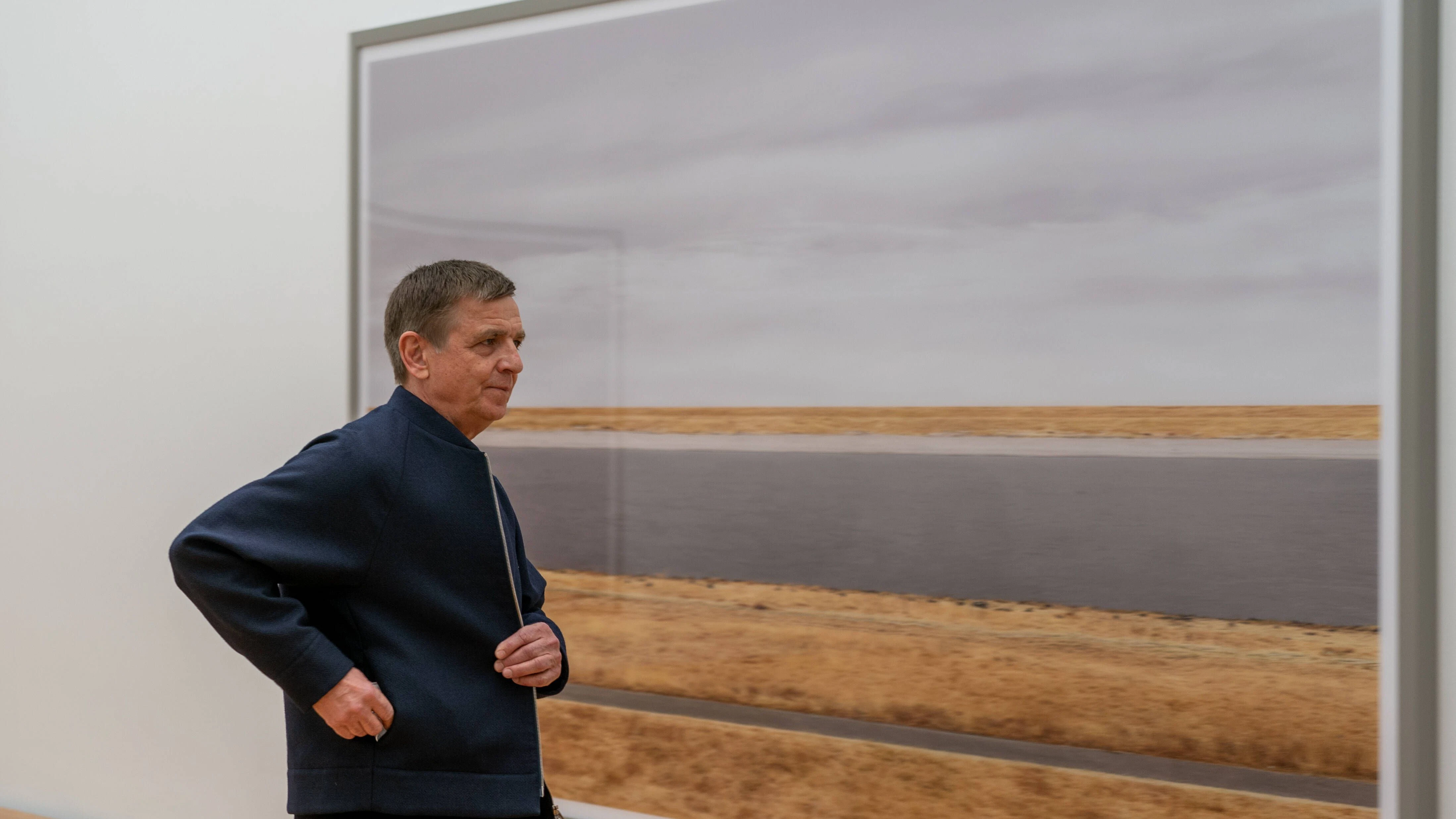 Der Fotograf Andreas Gursky vor einem seiner&nbsp; Hauptwerke: „Rhein III“, 2018.