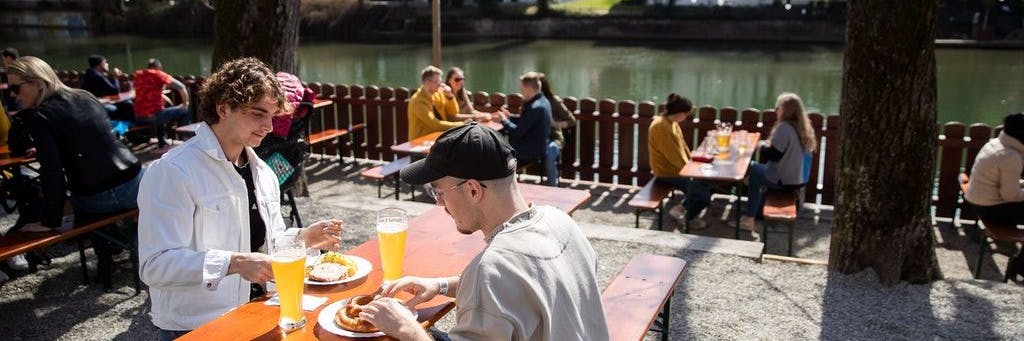 Essen im Außen- sowie im Innenbereich von Gaststätten (hier ein Biergarten in Tübingen) soll in Berlin im Bezirk Mitte im Rahmen eines Modellprojekts bald wieder möglich sein.