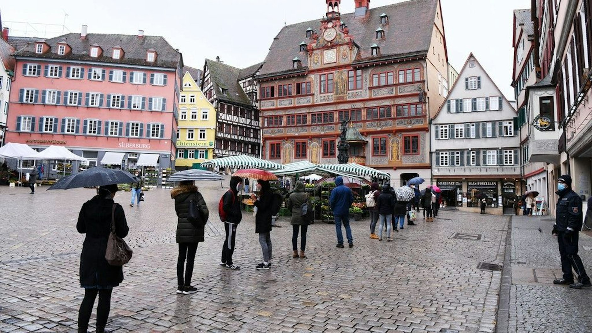 Eine von insgesamt neun Corona-Teststationen in Tübingen. Wer negativ getestet wird, erhält ein Tagesticket für die Innenstadt.<br>