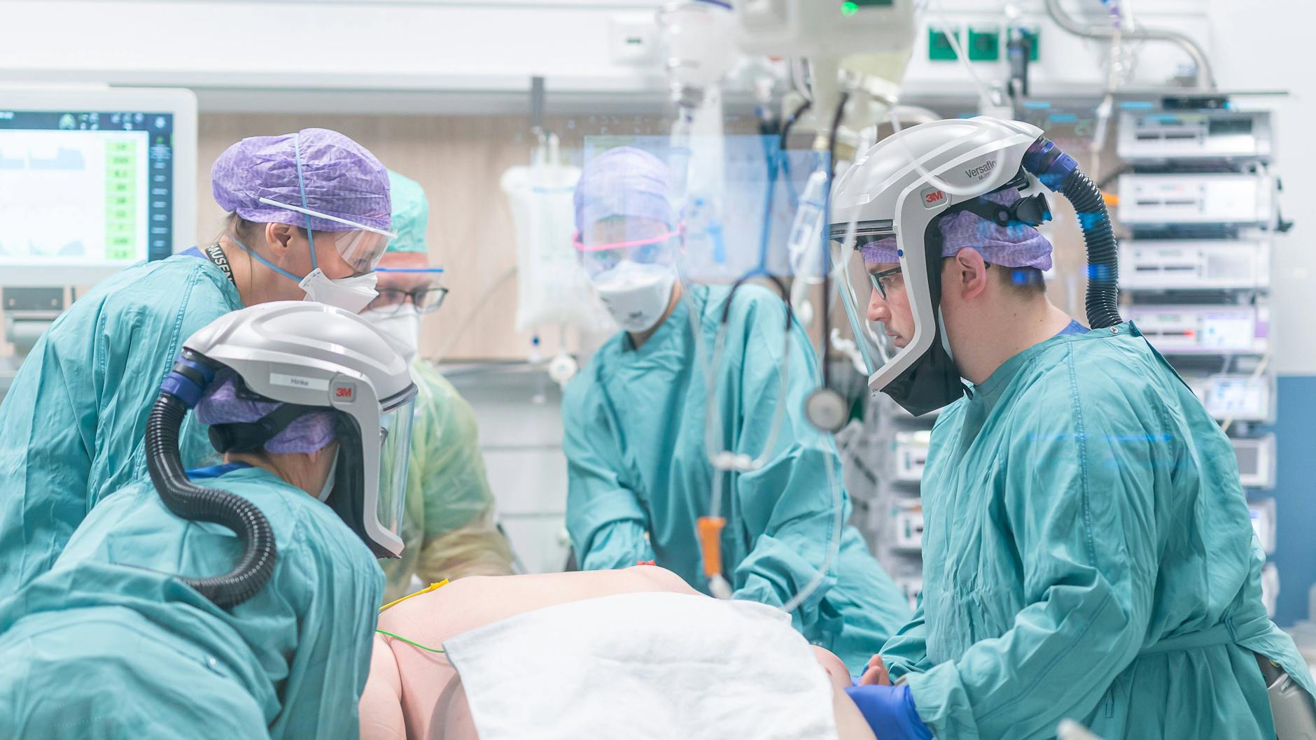 Ärzte und Intensivpfleger kümmern sich um einen schwerkranken Covid-Patienten auf der Covid-Intensivstation der Dresdner Uniklinik.