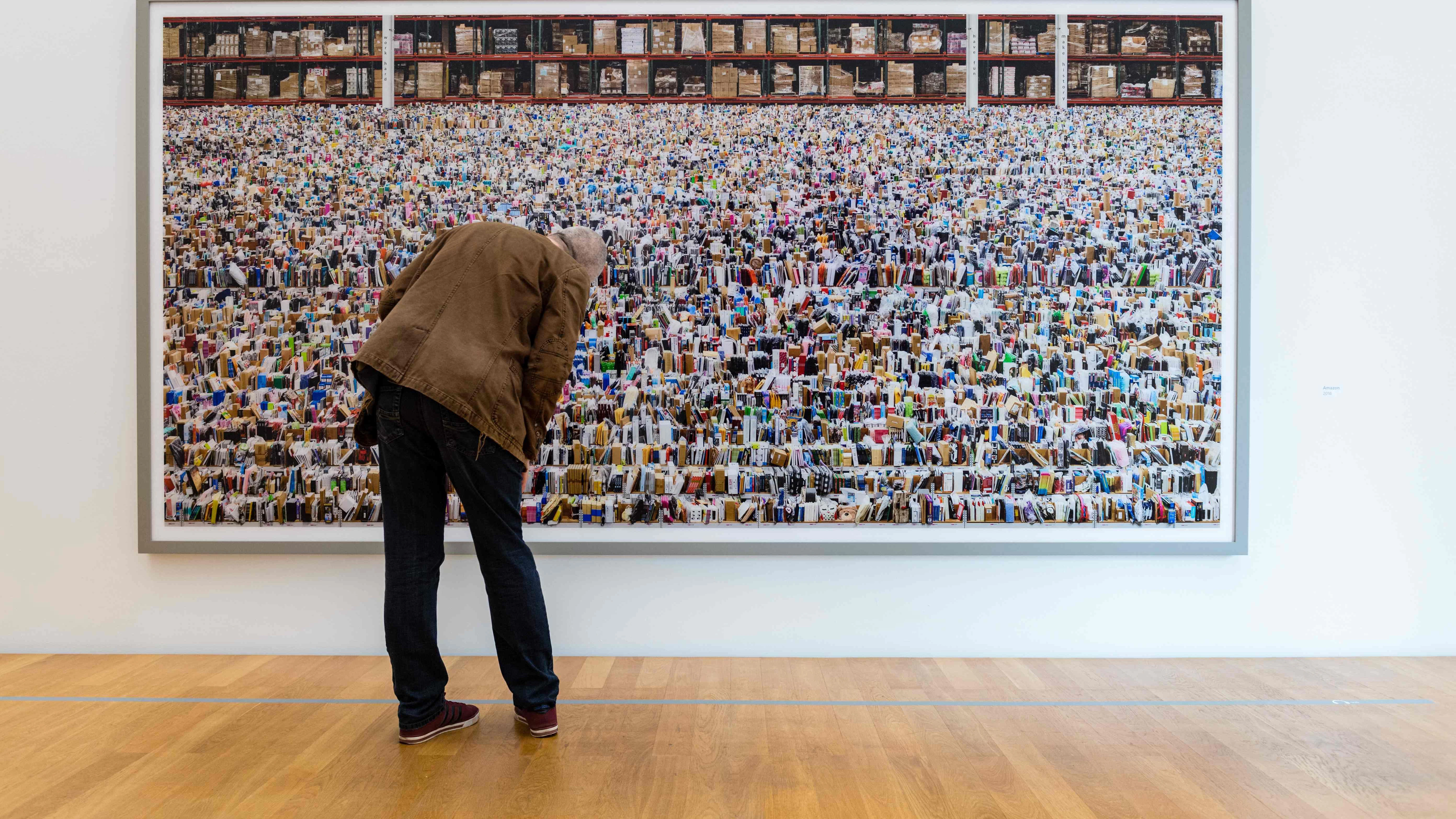 Ganz nah dran für mikroskopische Details: Besucher vor dem Mega-Foto „Amazon“, aufgenommen in einem Großlager des Online-Versandhandels in den USA.