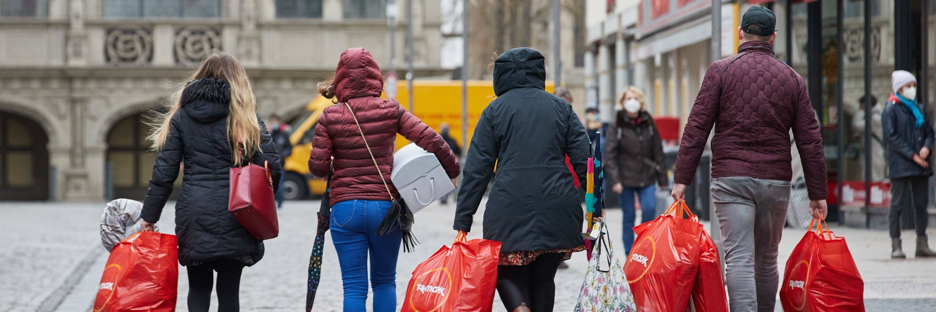 Menschen tragen volle Einkaufstüten durch die Innenstadt (Symbolbild).