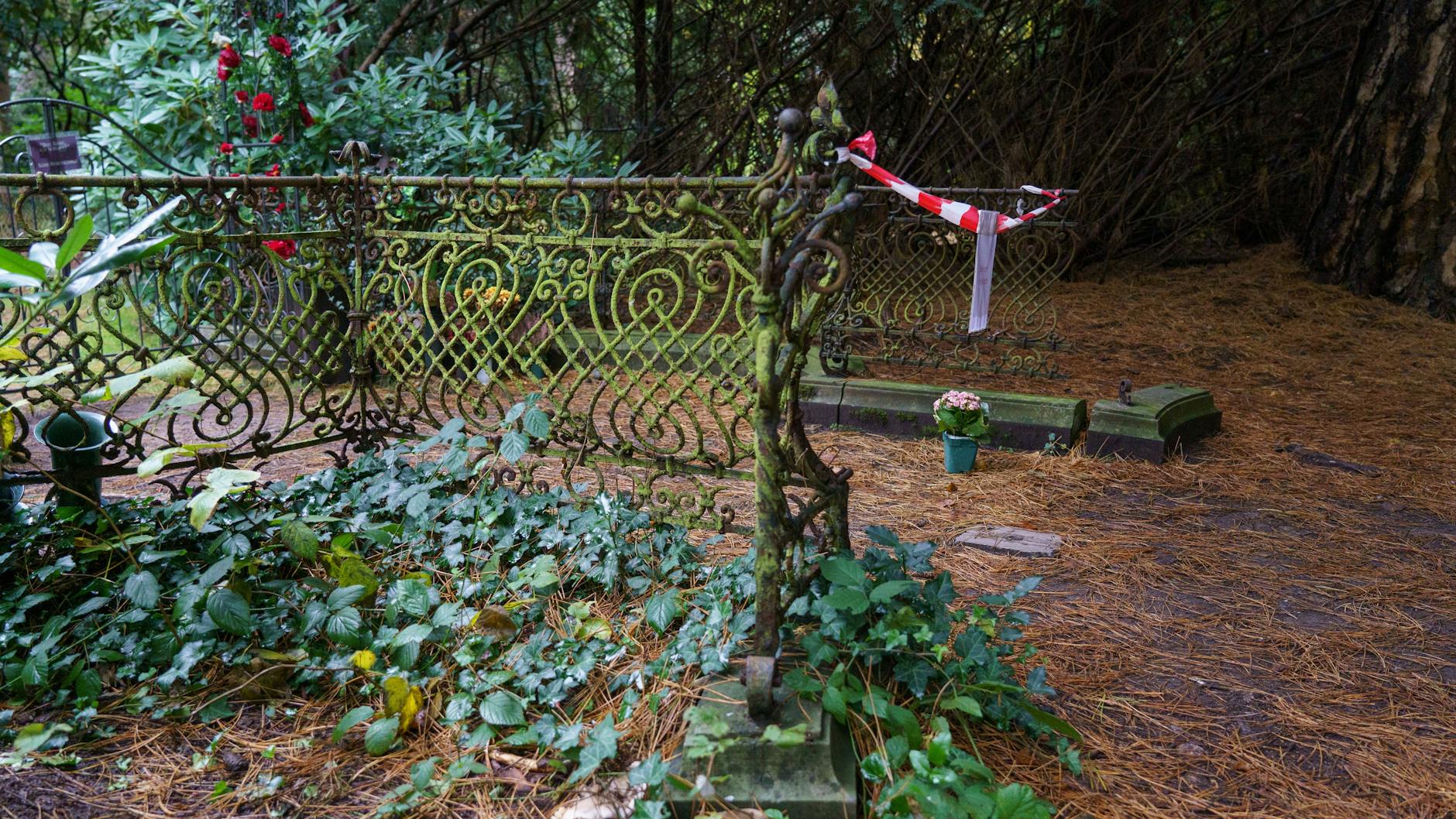 Die Grabstätte von Jan Fedder auf dem Friedhof Hamburg-Ohlsdorf wurde bereits im Oktober 2020 von Unbekannten geschändet. 