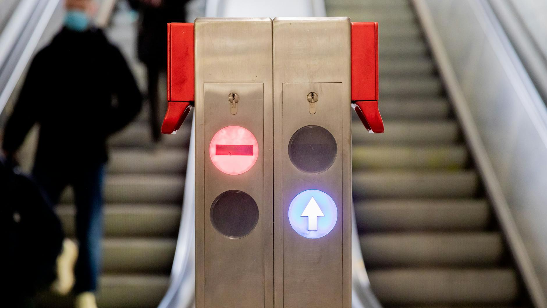 Notbremsschalter und Richtungszeichen an einer Rolltreppe im Berliner U-Bahnhof Bundesplatz. 